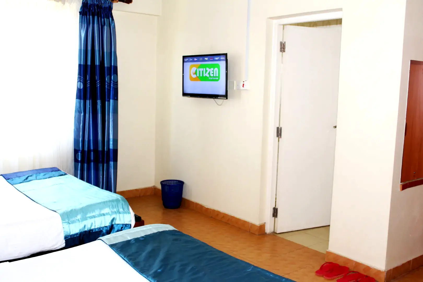 In Meru Paramount Hotel Twin Bedroom you may enjoy modern comforts including a smart TV, complimentary Wi-Fi to keep your stay pleasant.